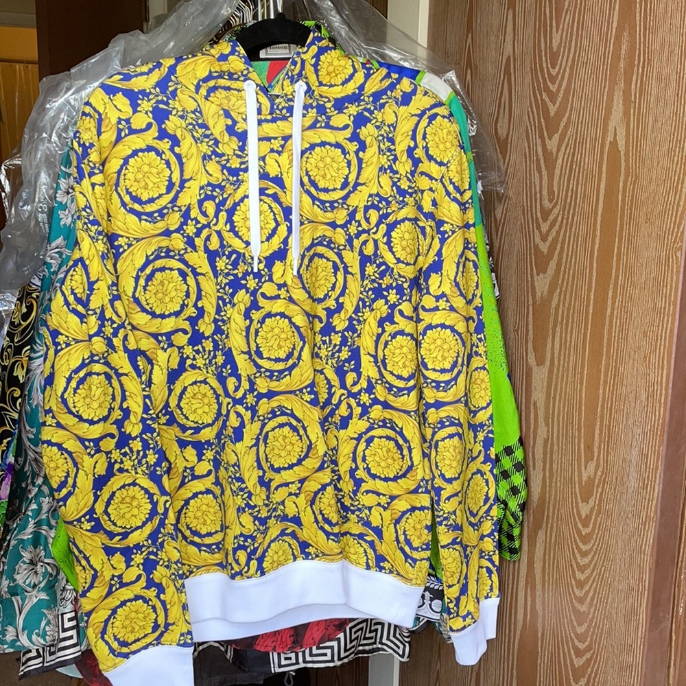 💛💙Rare Barocco print everywhere Versace hoodie with contrasting trim 💛💙